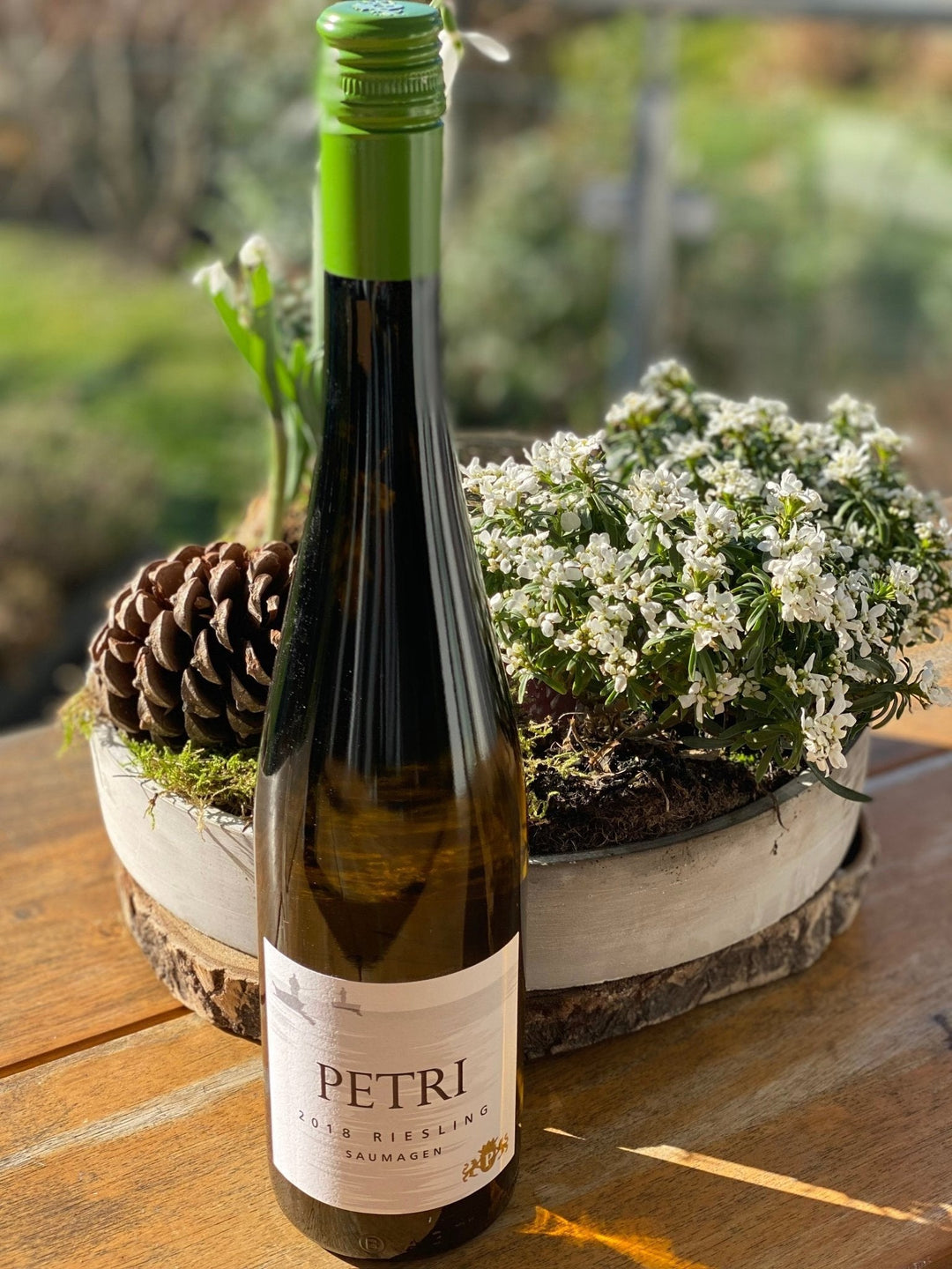 Petri, "Kallstadter Saumagen", Riesling Spätlese trocken, 2018 vor Tischdeko